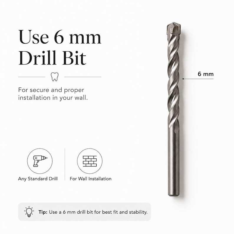 Op de afbeelding: Een zilverkleurige metalen boor met een hardmetalen punt, weergegeven naast de tekst Use 6 mm Drill Bit, For secure and proper installation in your wall, Any Standard Drill, For Wall Installation, en Tip: Use a 6 mm drill bit for best fit.