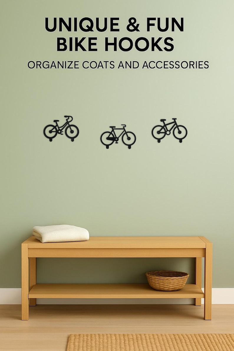 Op de afbeelding: Zwarte metalen fietsvormige haken aan een lichtgroene muur, met de tekst "UNIQUE & FUN BIKE HOOKS" en "ORGANIZE COATS AND ACCESSORIES". Daaronder een houten bank met een gevouwen cr&egrave;mekleurige deken en een rieten mand.