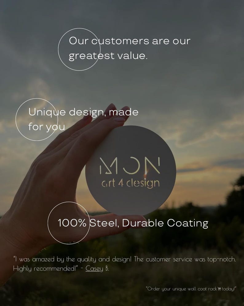 Op de afbeelding: Een rond, lichtgekleurd object met de tekst "MON art 4 clesign" wordt in een hand gehouden. De tekst "100% Steel, Durable Coating" is ook zichtbaar. De achtergrond is een wazige buitensc&egrave;ne met de tekst "Our customers are our greatest value."