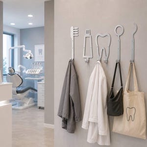 Peut inclure: Un ensemble de cinq pat&egrave;res murales argent&eacute;es en forme d'outils dentaires, incluant une brosse &agrave; dents, un tube de dentifrice, une dent, un miroir dentaire et une sonde. Chaque crochet est fix&eacute; au mur et supporte des manteaux et des sacs.