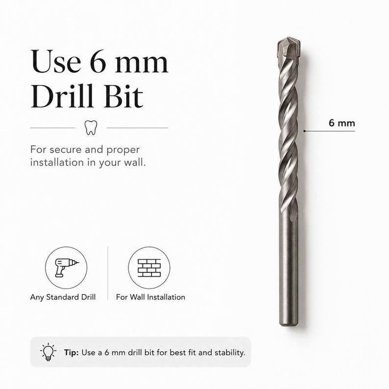 Peut inclure: Un foret en m&eacute;tal argent&eacute; avec une pointe en carbure, pr&eacute;sent&eacute; &agrave; c&ocirc;t&eacute; du texte indiquant Use 6 mm Drill Bit, For secure and proper installation in your wall, Any Standard Drill, For Wall Installation, et Tip: Use a 6 mm drill bit for best fit.