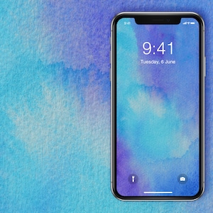 Może przedstawiać: Niebieskie i fioletowe tło akwarelowe na ekranie smartfona z wyświetloną godziną 9:41 i datą wtorek, 6 czerwca.