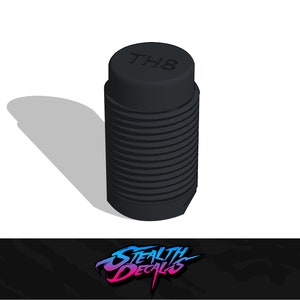 Op de afbeelding: Een zwart cilindrisch object met horizontale ribbels en een platte bovenkant. De bovenkant is gemarkeerd met de tekst "TH8". Het object werpt een schaduw op een witte achtergrond. Het Stealth Decals-logo staat onderaan.