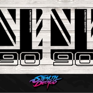 Pode incluir: Design gráfico preto e branco com o texto "Edição limitada" e os números "90 90".