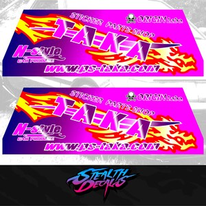 Puede incluir: Dos calcomanías para coches de color rosa y morado con llamas y el texto "N-Style Car Produce" y "www.ns-taka.com". Las calcomanías también presentan el texto "STICKER PARTS SHOP" y "ORIGIN Labo" con un logotipo de calavera y huesos cruzados.