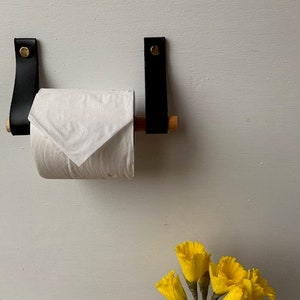 An der Wand befestigter Halter für Küchenrolle und Handtuchhalter
