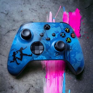 Könnte beinhalten: Blauer Xbox-Controller mit individuellem Design. Der Controller hat ein Design mit Silhouetten, Charakterporträts und dem Text "Jinx Was Here". Die Knöpfe sind farbig, mit schwarzen Joysticks und einem Steuerkreuz.