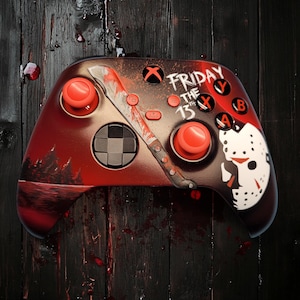 Peut inclure: Manette Xbox personnalisée avec un design rouge et noir. La manette présente un graphique de hachoir ensanglanté et le texte "Friday the 13th". Les boutons et les joysticks sont orange vif. Le design comprend une scène de forêt et un masque de Jason Voorhees.