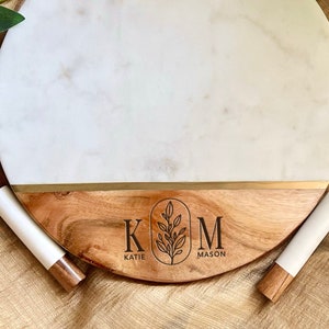 Marmor Käsebrett, Verlobungsgeschenk, personalisiertes Schneidebrett, Einzigartiges Hochzeitsgeschenk, Mutter der Braut Geschenk, Charcuterie Board mit Gravur