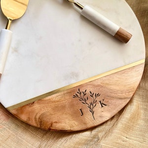 Verlobungsgeschenk, Hochzeitsgeschenke für das Paar, Charcuteriebrett mit Gravur, personalisiertes Käsebrett, Brautpartygeschenk, benutzerdefinierte Namensplatte