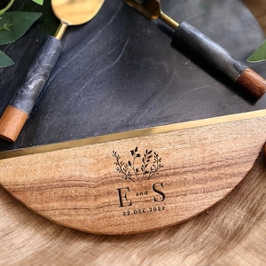 Hochzeitsgeschenk für Paare, personalisiertes Charcuterie Board, Käsebrett mit Monogramm, einzigartige Verlobungsgeschenke für Paare, Schneidebrett nach Maß