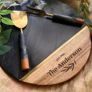 Rundes Servierbrett, personalisiertes Charcuterie-Brett, einzigartiges Hochzeitsgeschenk, Monogramm-Charcuterie-Brett, Käsebrett