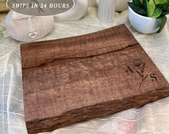 Personlig skärbräda med live edge, bröllopspresent till brudgummen, graverad skärbräda, present till värdinna, charkuteribräda i trä, jubileumspresent