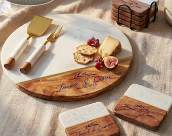 Personalisiertes rundes Charcuterie-Brett-Set aus Marmor und Mangoholz mit Besteck und Untersetzern, eingraviert mit den Namen des Paares und dem Hochzeitsdatum
