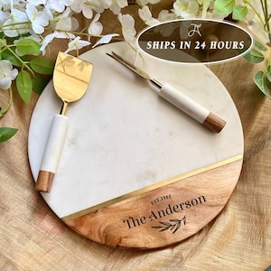 Personalisiertes Käsebrett-Set aus Marmor und Akazienholz mit Besteck, graviertem Familiennamen, Geschenk zum Jahrestag oder Einzug