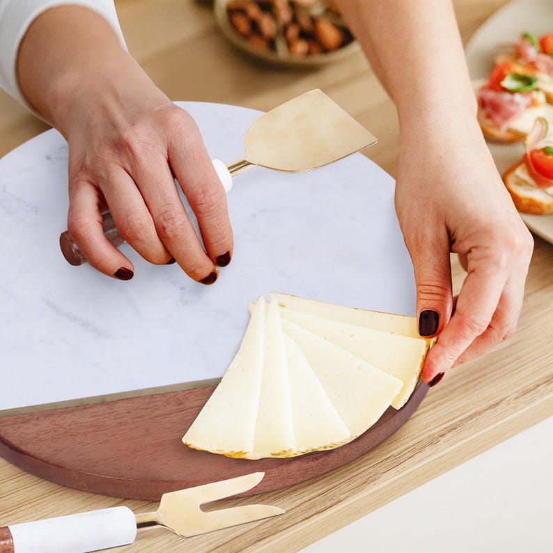 Tagliere di salumi personalizzato, tagliere di formaggi personalizzato, regalo per la casa, tagliere in marmo inciso, regalo di inaugurazione della casa, regalo unico per la mamma immagine 7