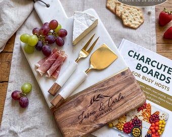 Tabla de quesos personalizada de mármol y madera de acacia con cubertería de 2 piezas, nombres de la pareja grabados y fecha de boda. Regalo ideal.