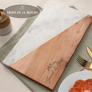 Tabla de Corte Monograma de Boda | Tabla Mármol y Madera Grabada con Posavasos o Cubiertos Opcionales