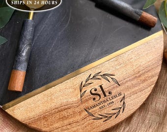 Tagliere per salumi personalizzato: tagliere per formaggi inciso con 2 posate, set da portata in marmo e acacia, regalo di nozze.