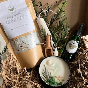 Könnte beinhalten: Eine Geschenkbox mit Badesalz, einer Kerze, einer Sprühflasche und einem Holzschöpfer. Das Badesalz befindet sich in einem braunen Papiersack mit weißem Etikett. Die Kerze ist in einer schwarzen Dose mit Mondmuster. Die Sprühflasche hat ein Mottenetikett.
