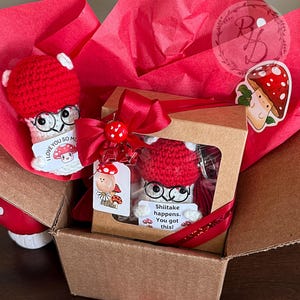 Pilz Geschenkbox mit Armband und Plüschi Bild 17
