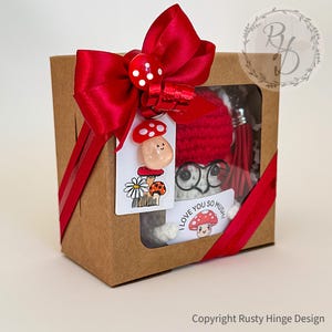 Pilz Geschenkbox mit Armband und Plüschi Bild 3