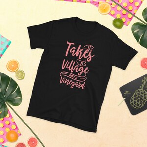 Wein Liebhaber T-Shirt: Es braucht ein Dorf und einen Weinberg, Unisex Baumwoll-T-Shirt