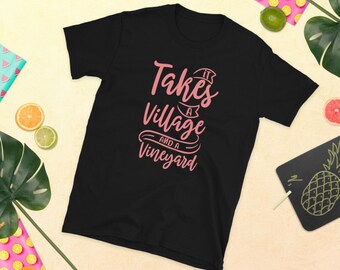 Wein Liebhaber T-Shirt: Es braucht ein Dorf und einen Weinberg, Unisex Baumwoll-T-Shirt