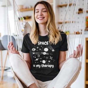 L'espace est ma thérapie | Cadeau de T-shirt unisexe amoureux de l'espace | Chemise du système solaire | T-shirt des planètes de l'espace | Cadeau T-shirt Galaxie