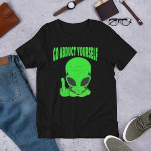 Alien Abduction | Funny Alien Head | Alien Lover | Retro Funny Alien Abduct | Alien Short Sleeve Unisex T-Shirt | Angry Green Alien