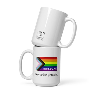Puede incluir: Taza de cerámica blanca con una bandera arcoíris y el texto "ALT LEGAL" y "Never be generic." La taza también tiene un símbolo de marca registrada y el texto "ALT LEGAL Trademark".