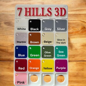 Puede incluir: Una tarjeta blanca con el texto "7 HILLS 3D" en letras rojas. La tarjeta tiene una cuadr&iacute;cula de 12 muestras de color, cada una con una etiqueta. Los colores son: blanco, negro, gris, plata, m&aacute;rmol, marr&oacute;n, beige, brilla en la oscuridad, azul, verde, verde oliva, verde mar, rojo, naranja, amarillo, morado y rosa.