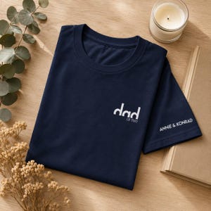 Personalisiertes Papa T-Shirt „Dad of Two“ mit Namen auf Ärmel – Vatertag Geschenk, Papa von zwei Kindern, minimalistisches Shirt