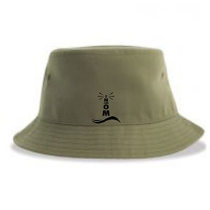 Könnte beinhalten: Olivgrüner Fischerhut mit schwarzer Leuchtturm-Grafik und dem Wort "NOM". Dieser Hut hat eine breite Krempe und ein lässiges Design, ideal für den Sonnenschutz. Aus weichem Stoff.