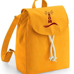 Könnte beinhalten: Senfgelber Rucksack mit Klappenverschluss und Kordelzug. Die Klappe zeigt eine Leuchtturm-Grafik mit dem Wort "MOIN" in Burgunderrot. Der Rucksack hat verstellbare Träger und einen oberen Griff.