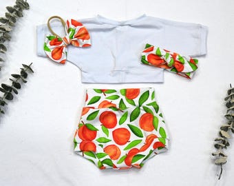 Peach Baby Bummys Outfit: Weißes Crop Top & Haarschmuck