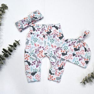 Strój dla dziewczynki z motywem zajączka wielkanocnego/ Leginsy w kwiaty, czapeczka i opaska na głowę/ Ubranka dla noworodka wiosenne
