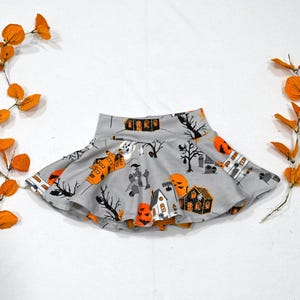 Saia infantil de Halloween da SkirtBummies: Estampa de casa assombrada, tiara e laço.