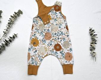 Mono de bebé con estampado floral marrón, listo para enviar / Mono para niño pequeño / Peto de bebé