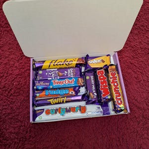 Coffret cadeau Cadbury&#39;s Chocolat sucré avec sélection de cadeaux : anniversaire, fête des mères, fête des pères, saint-valentin, remerciement, Noël