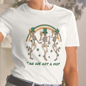 St. Patrick&#39;s Day Graphic Unisex T-Shirt, Irish shamrock t-shirt for St. Patrick&#39;s Day Skeleton Lucky Clover Shirt St. Patrick&#39;s Day Parade