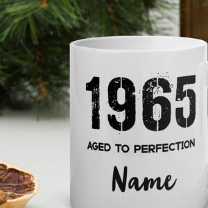 Personalisierte 60. Geburtstagsbecher, lustiges 60. Geburtstags-Humorgeschenk, 60. Geburtstagsbecher für Männer und Frauen, 1965 Geburtstag, 60. Geburtstagsgeschenk