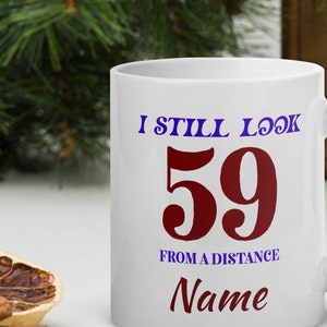 Personalisierte 60. Geburtstagsbecher, lustiges 60. Geburtstags-Humorgeschenk, 60. Geburtstagsbecher für Männer und Frauen, 1965 Geburtstag, 60. Geburtstagsgeschenk