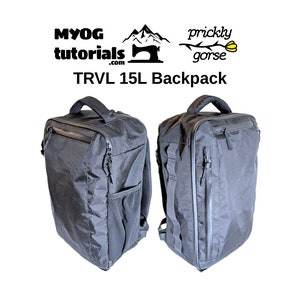 Peut inclure: Un sac à dos noir de 15 L avec une poche avant zippée et des bretelles réglables. Le sac à dos est présenté sous deux angles. Le texte "TRVL 15L Backpack" est imprimé sur un fond blanc au-dessus du sac à dos.