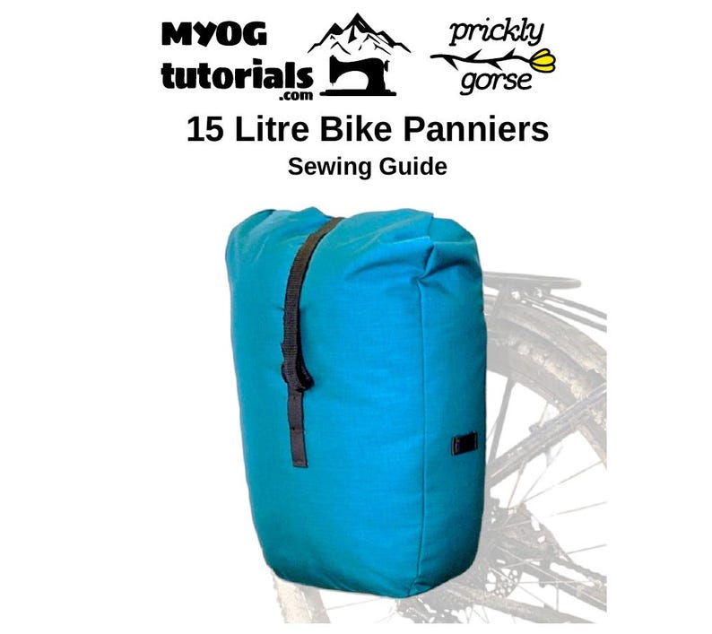 Peut inclure: Une sacoche de v&eacute;lo de 15 litres de couleur bleu turquoise avec des sangles noires et une poign&eacute;e noire. La sacoche est fix&eacute;e &agrave; un porte-bagages de v&eacute;lo avec un cadre en m&eacute;tal noir et un pneu noir.