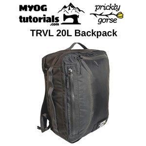 Pode incluir: Uma mochila de viagem preta de 20 L com um bolso com zíper na frente. A mochila tem uma alça superior e alças de ombro ajustáveis.