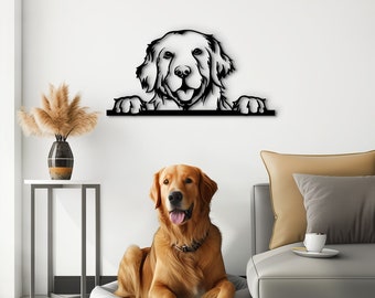 Könnte beinhalten: Eine schwarze Wanddekoration aus Metall mit der Silhouette eines Golden Retrievers, der über einen Sims schaut. Der Hund blickt direkt auf den Betrachter mit einem freundlichen Ausdruck. Ein Golden Retriever sitzt im Vordergrund auf einem grauen Hundebett.