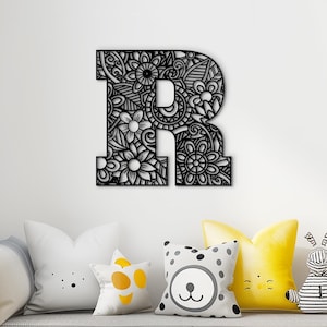 Floral durchbrochene Holzbuchstabe Wanddekor, Monogramm Anfangs Wandbehang, Großbuchstabe Verzierung, personalisiertes Geschenk für Kinderzimmer oder Haus