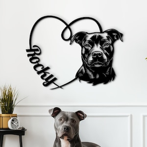Può includere: Arte da parete in metallo bianco e nero con la testa di un cane all'interno di una forma di cuore con il nome "Rocky" scritto all'interno del cuore.