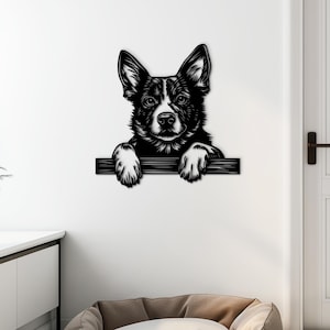 Könnte beinhalten: Schwarz-weiß Metall-Wandkunst eines Hundes, der seine Pfoten auf einer horizontalen Leiste ablegt. Der Hund hat große, aufrechte Ohren und einen freundlichen Gesichtsausdruck. Geeignet für die Inneneinrichtung.
